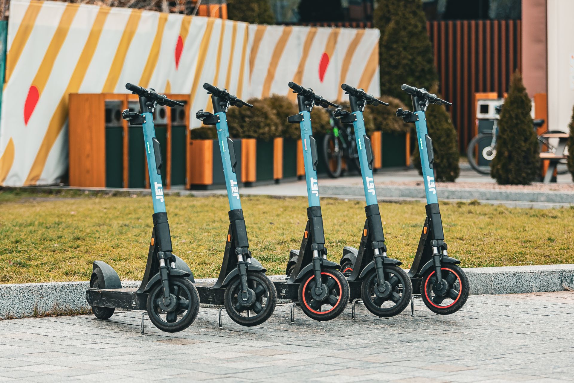Elsparkesykler pent parkert på rekke i bygate